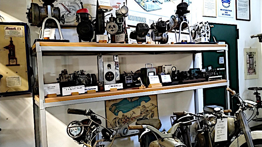 Man sieht z.B. verschiedene alte Motoren, auch Einspritzpumpe, Anlasser, Motortester.